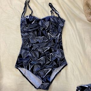 Liquid swimwear one piece NWT molded cups
